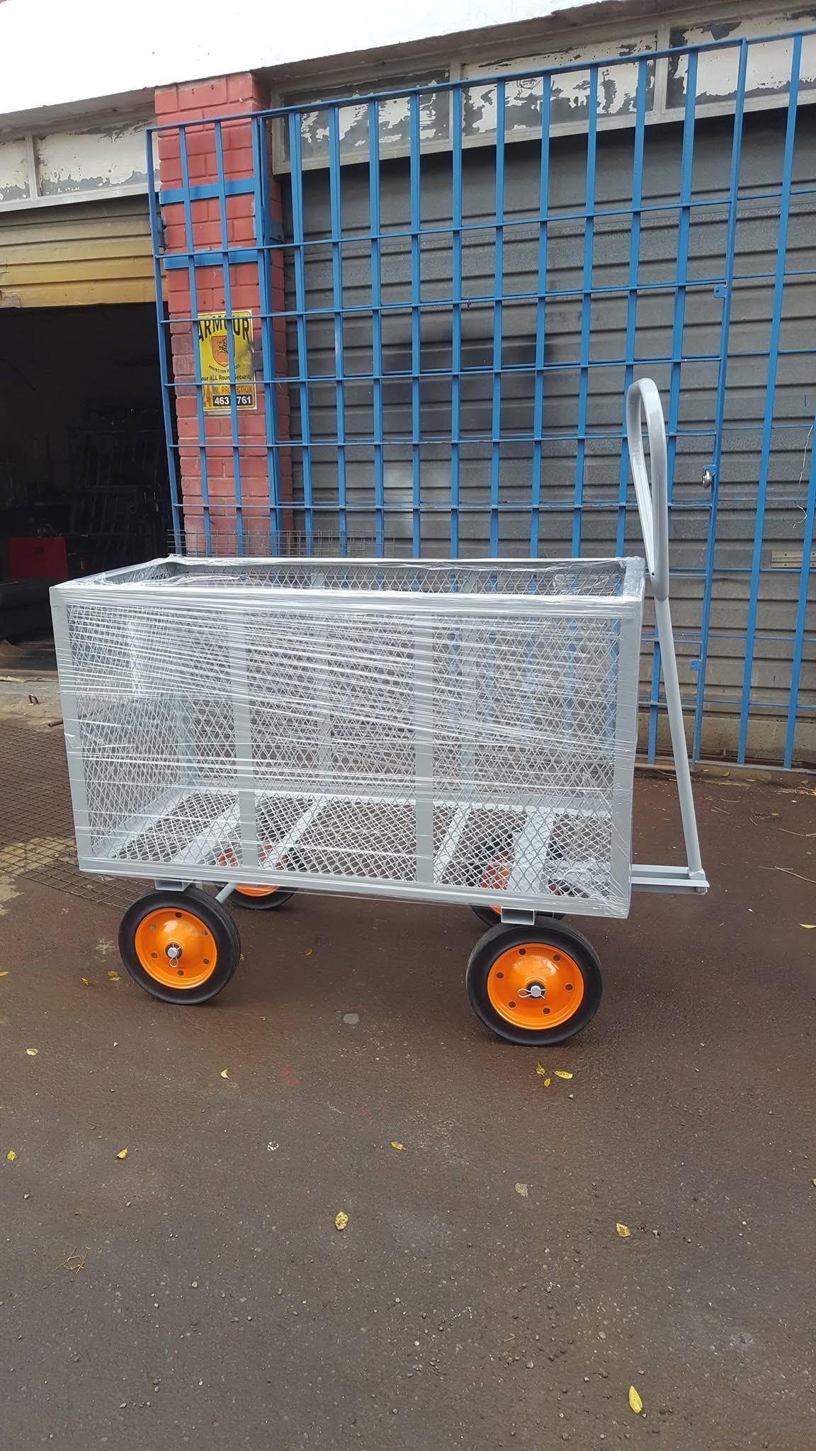 Mesh basket cart on castors