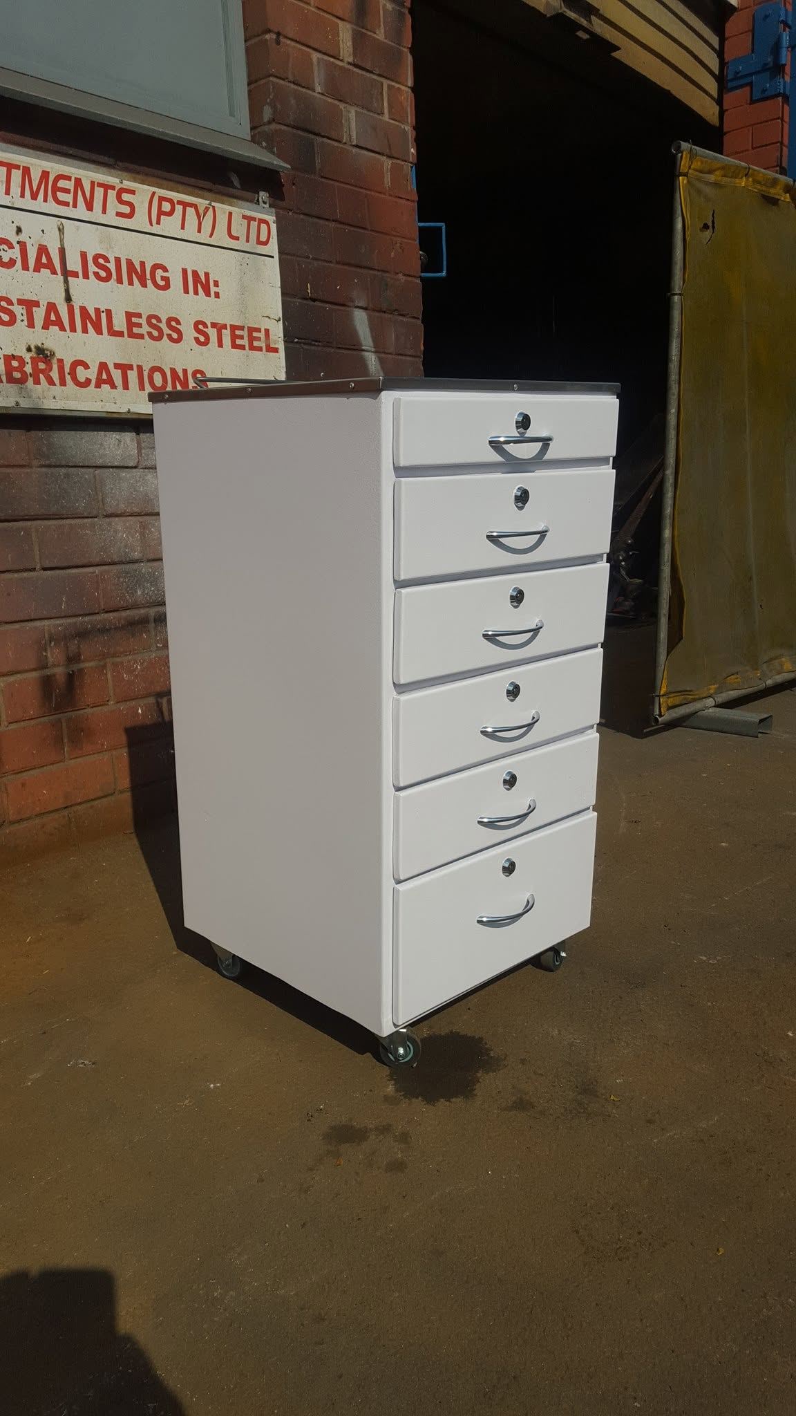Multi-drawer steel unit