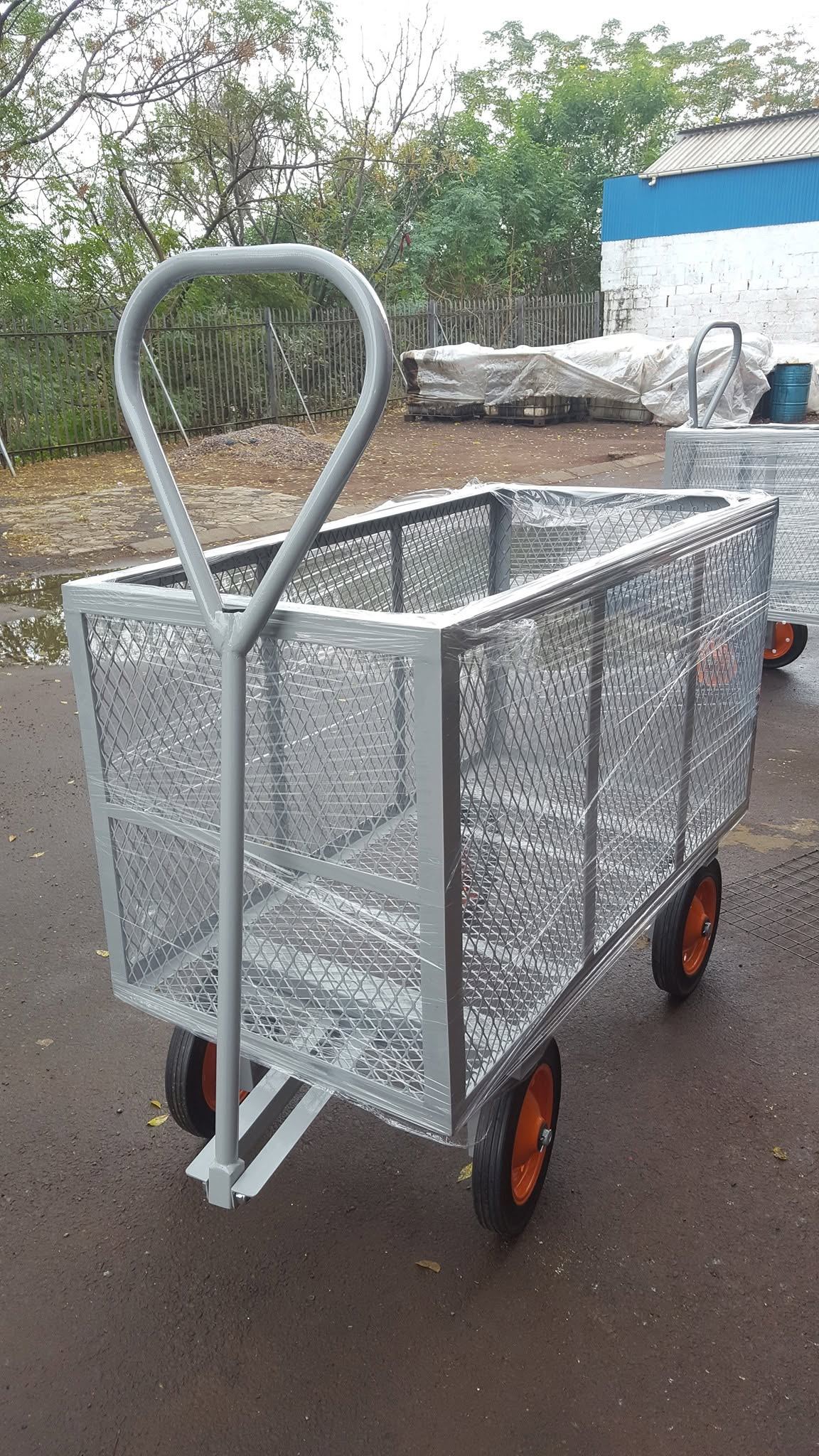 Mesh trolley, folding handle